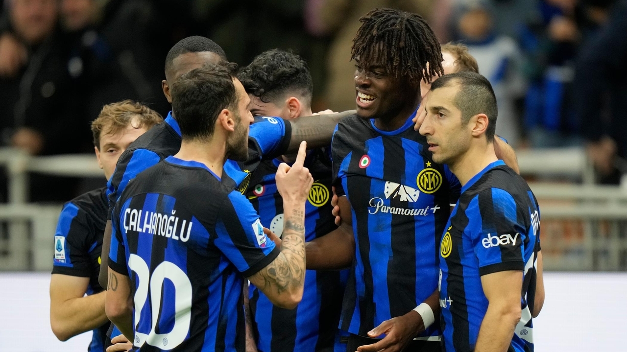 osimhen-sent-off-for-napoli-in-loss-at-roma-hours-after-renewing