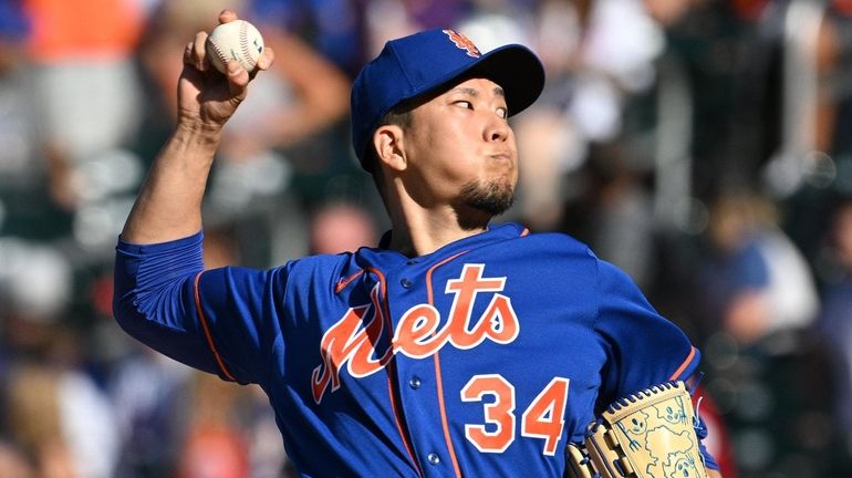 Mets starting pitcher Kodai Senga delivers against the Diamondbacks during...