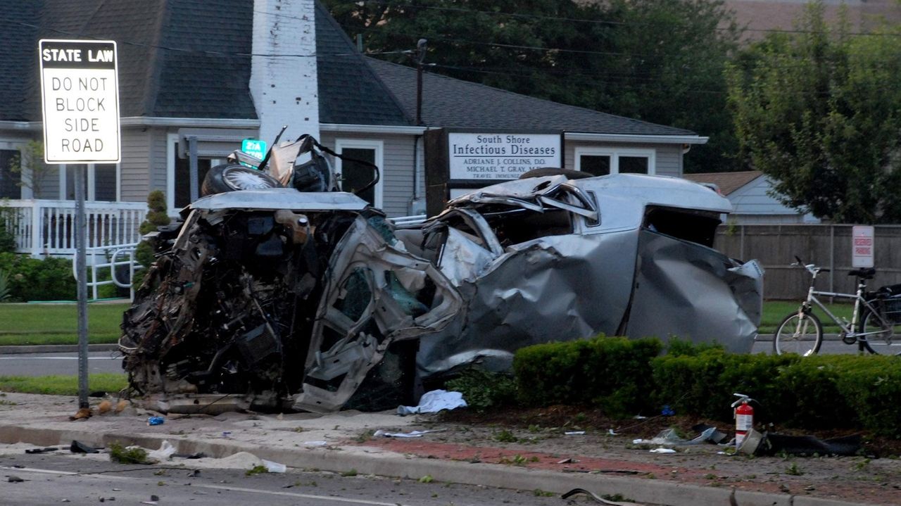 Bay Shore woman dies in West Islip car crash Newsday