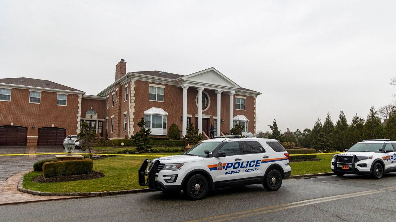 Cops Man arrested after shooting parents in Hewlett Harbor home Newsday