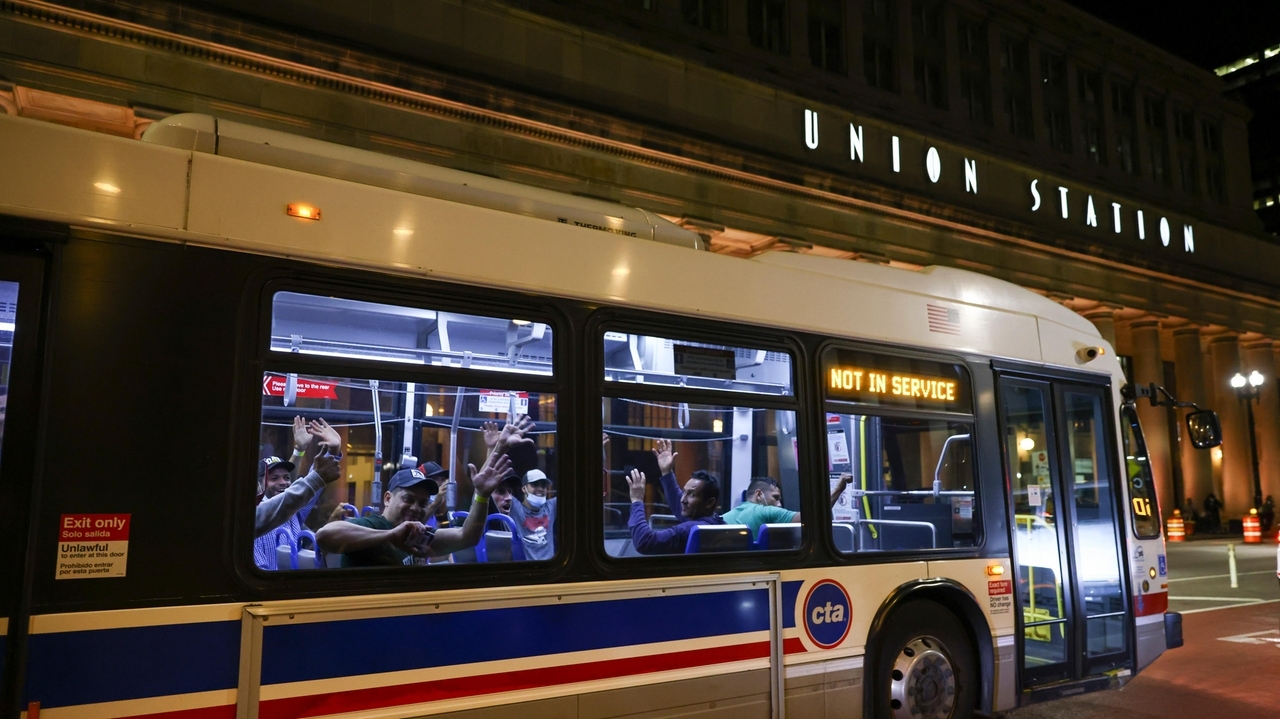 3-year-old riding one of Texas' migrant buses dies on the way to Chicago, officials say - Vimarsana News