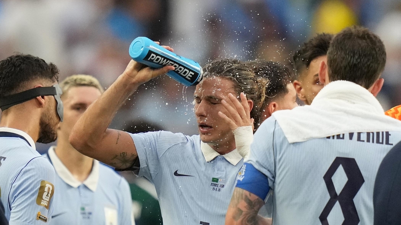 FIFA hydration breaks spark backlash and blamed for killing momentum at World  Cup - Newsday