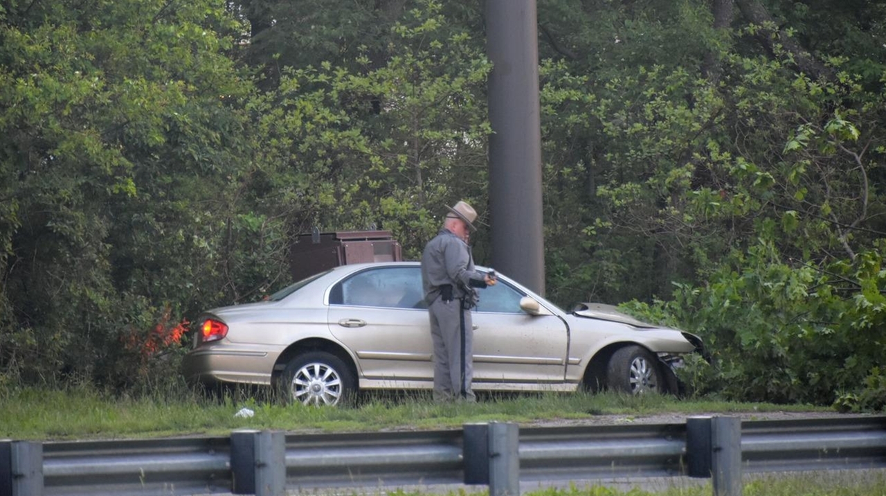 Islip Terrace man dies in Southern State Parkway crash, cops say - Newsday