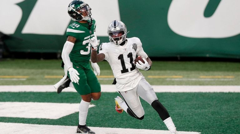 December 6, 2020, Las Vegas Raiders quarterback Derek Carr (4) in action  during the NFL game between the Las Vegas Raiders and the New York Jets at  MetLife Stadium in East Rutherford