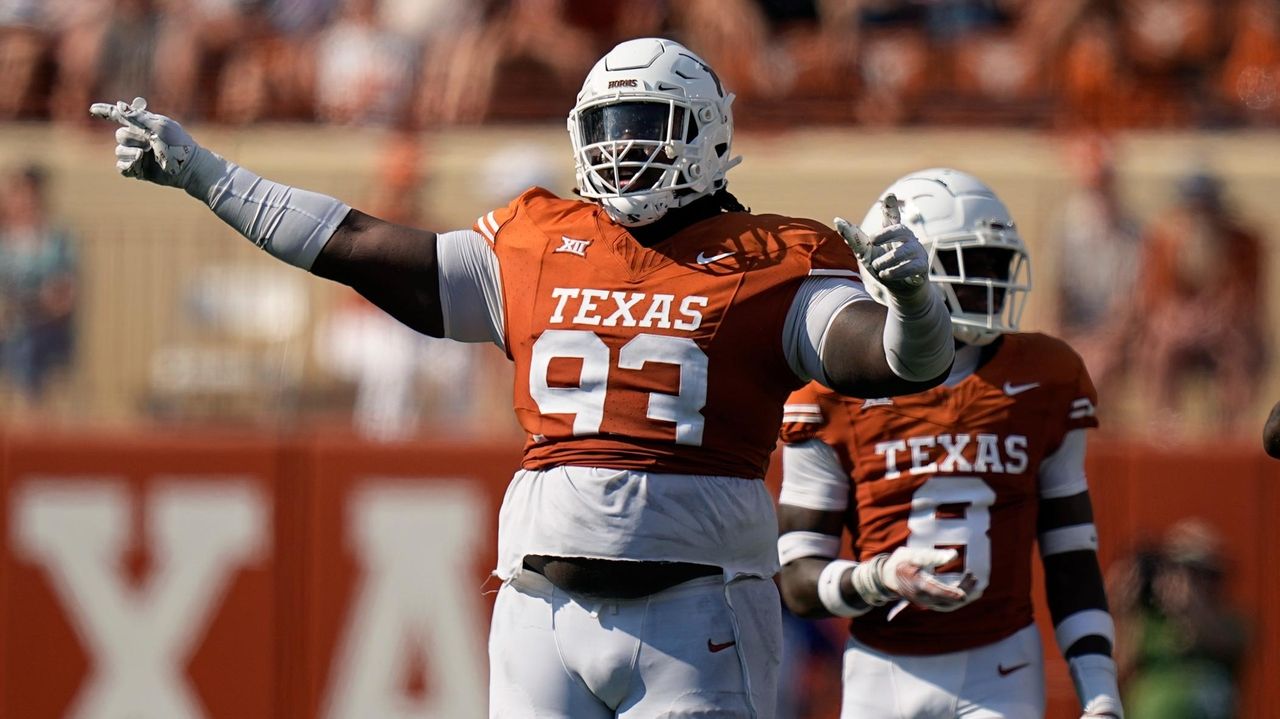 T'Vondre Sweat a dominant force on the Texas defensive line heading into CFP semi vs. Washington