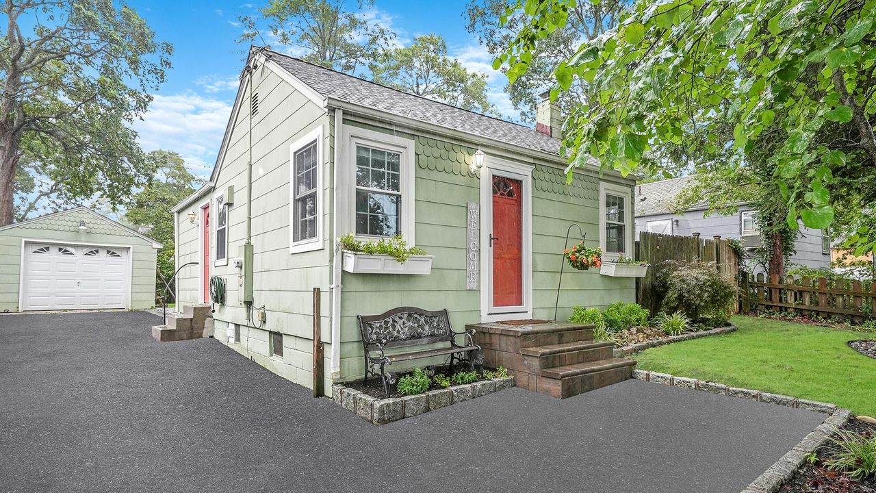 Lake Ronkonkoma home with taxes under 4,000 on market Newsday