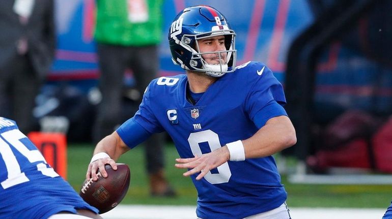 Giants quarterback Daniel Jones, center, throws during the first half...