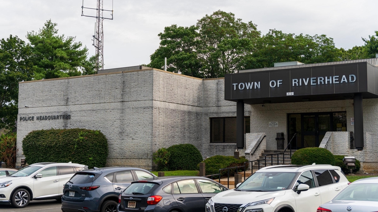 Riverhead Town, police union agree on 4-year contract that will boost officers' pay 13.5% - Vimarsana News