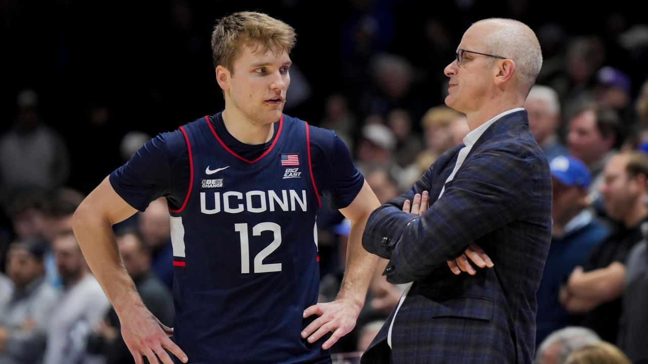 Cam Spencer Scores 19 Points, No. 4 UConn Holds Off Xavier 80-75 - Newsday