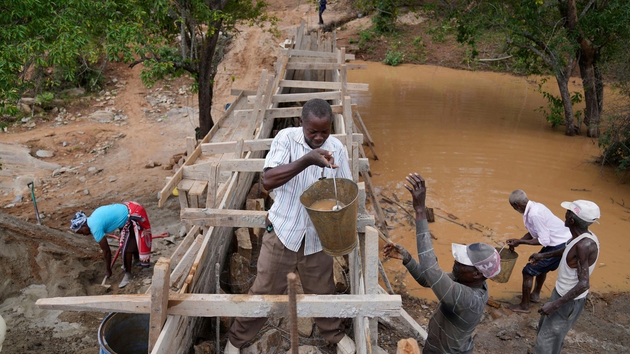 To make water last year-round, Kenyans in dry regions are building sand dams on seasonal rivers - Vimarsana News