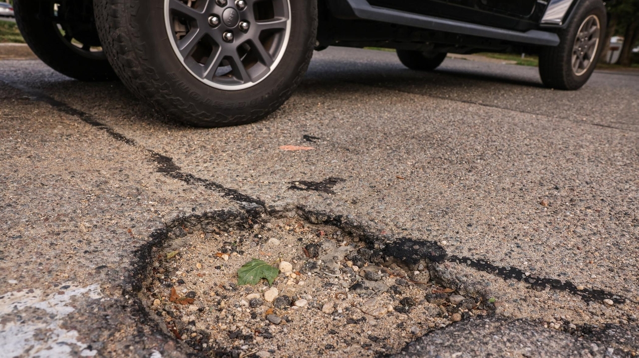 State to repave major Long Island roads, runway at Republic Airport