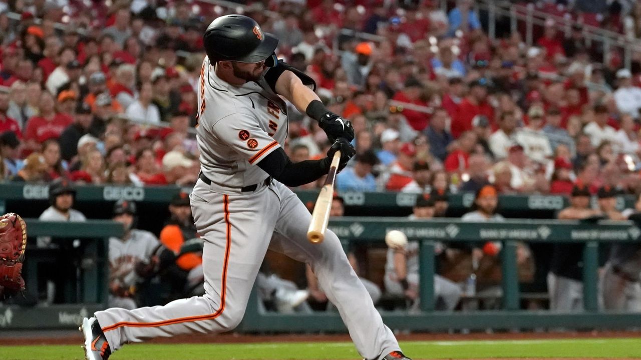 Giants get 2 in the 9th to edge Marlins 3-2