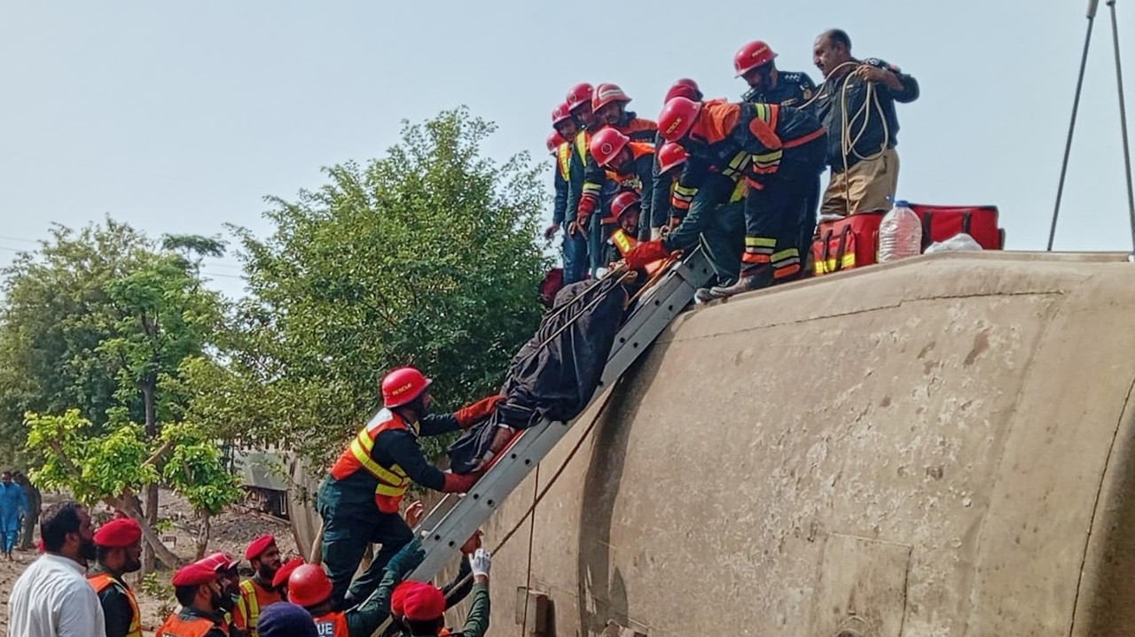 Passenger train derails in central Pakistan, killing at least 5 people ...