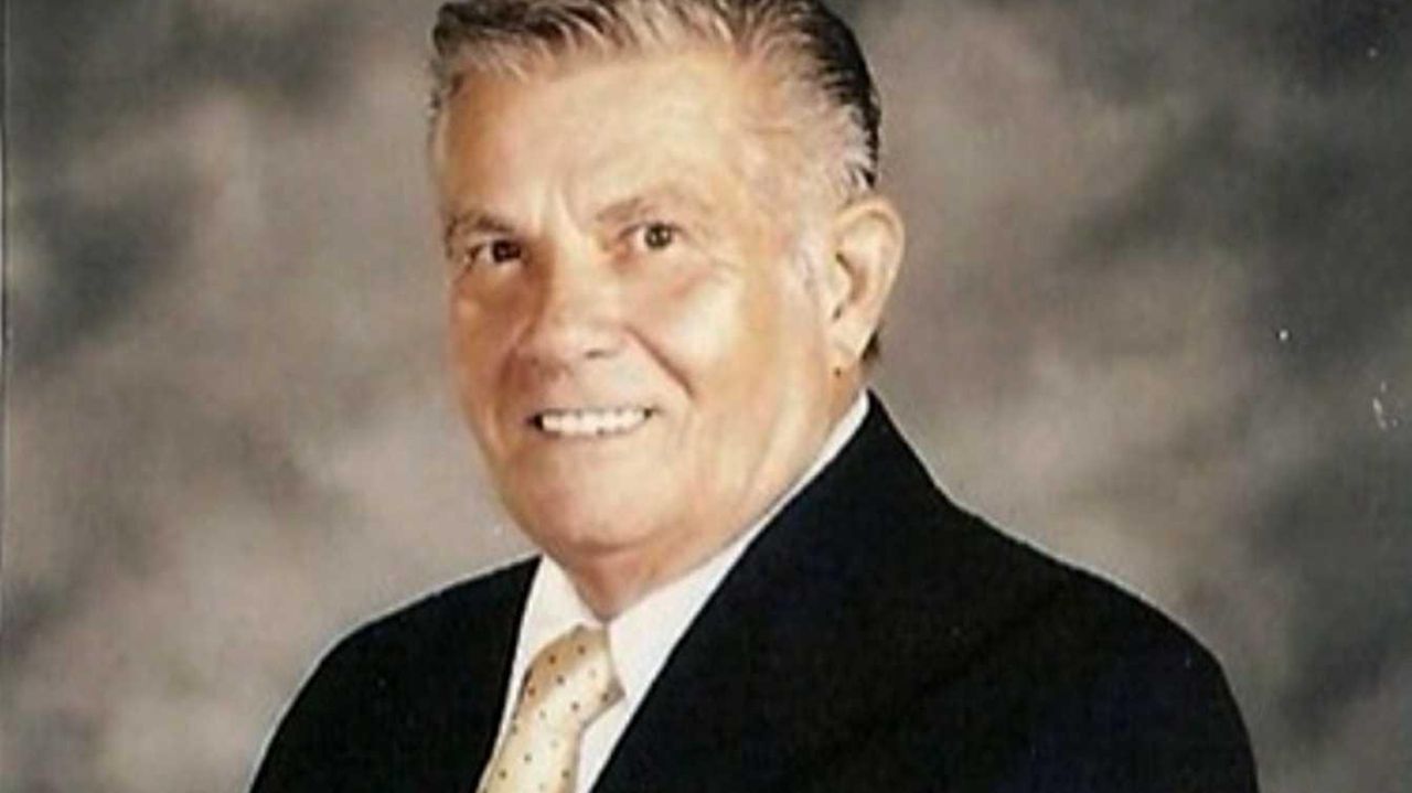 Lindenhurst's Robert Blennau Sr. dies Newsday