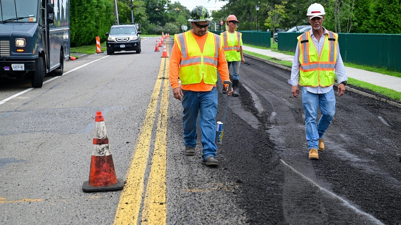 Crackdown on drivers who fail to move over for stopped roadside vehicles, workers over next 2 weeks