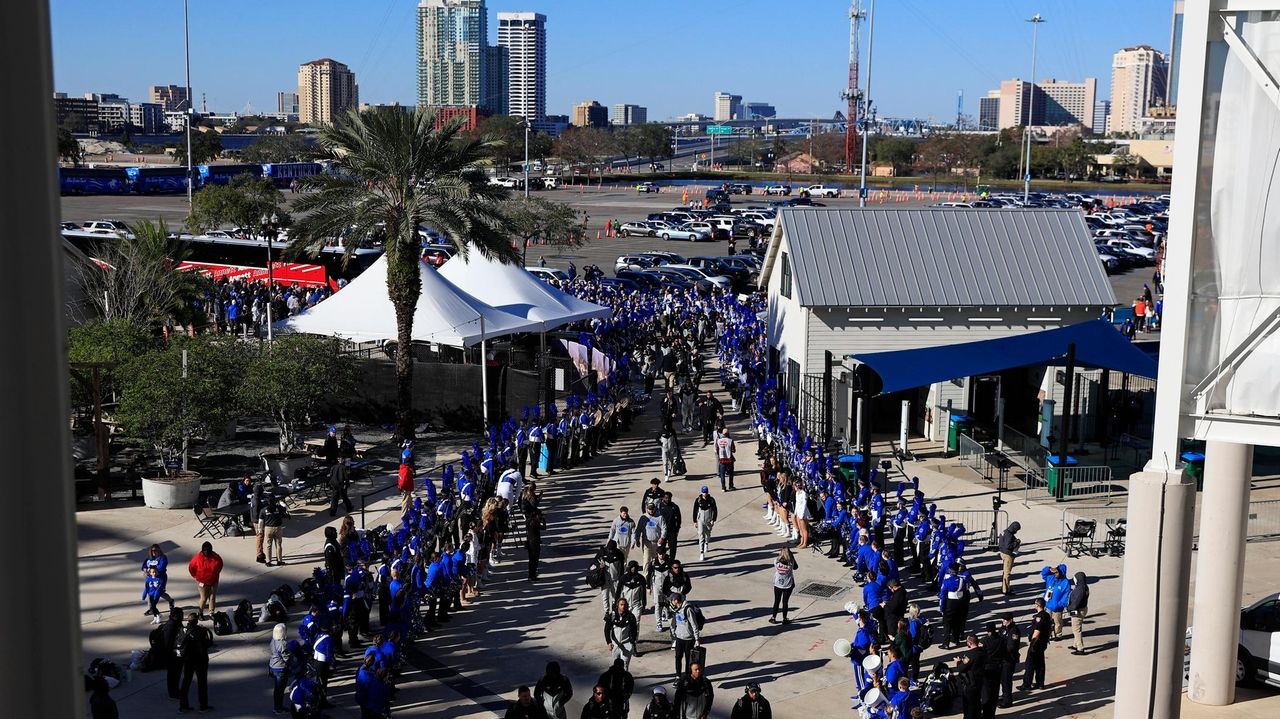 Mafah runs for 4 TDs, Clemson rallies to beat Kentucky 3835 in a wild