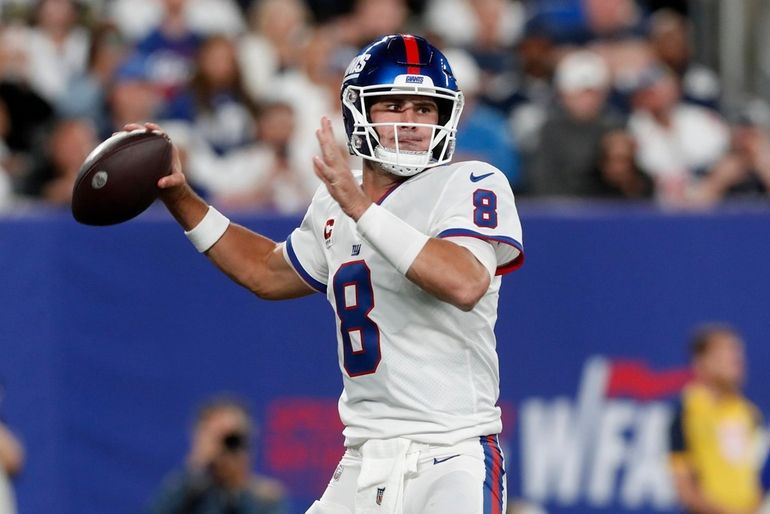 New York Giants quarterback Daniel Jones (8) looks to pass against the Dallas  Cowboys during an NFL football game Monday, Sept. 26, 2022, in East  Rutherford, N.J. (AP Photo/Adam Hunger Stock Photo - Alamy