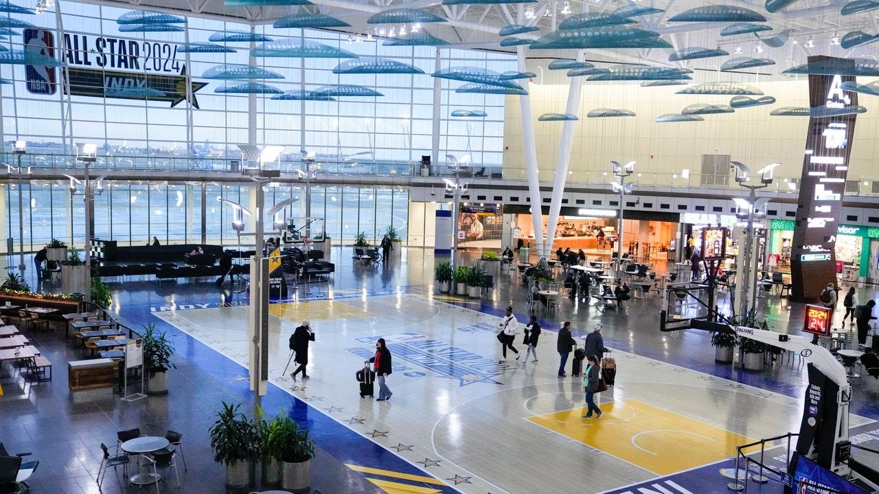 Basketball 'court' at Indianapolis airport to promote NBA All-Star Game ...