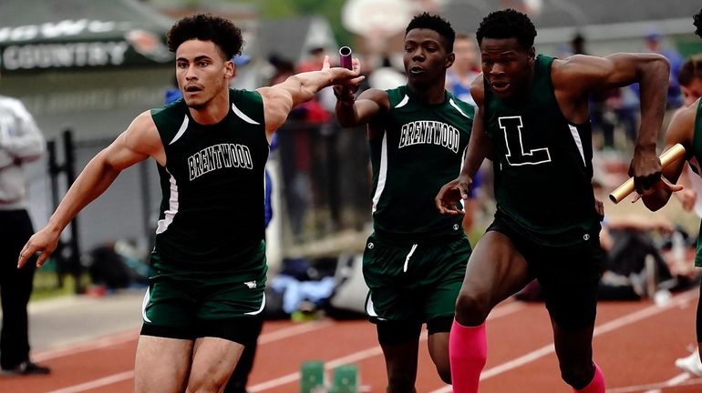 Brentwood's Julio Rodriguez takes the handoff ahead of Longwood's Jaheim...