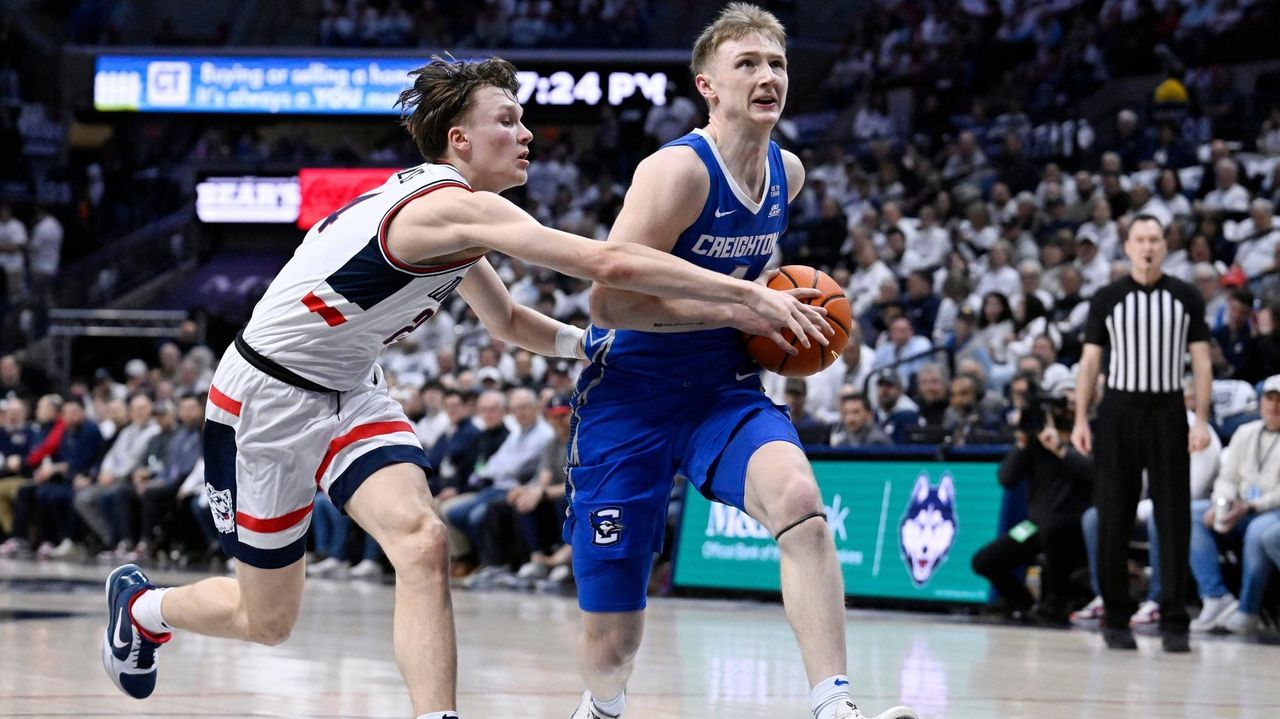 Dix stars in Creighton's win over No. 5 UConn 2 weeks after his mother's death