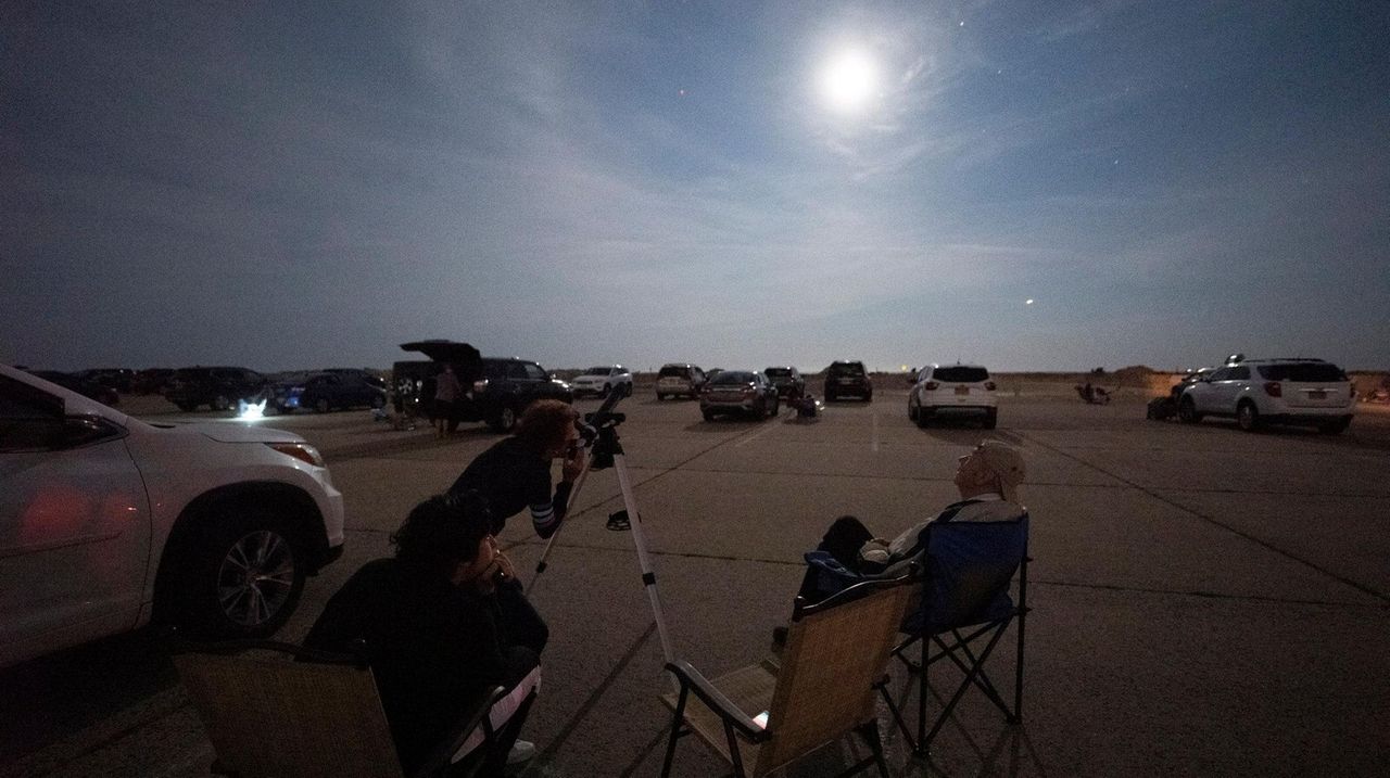 Meteor fans gather at Jones Beach for annual Perseid shower Newsday