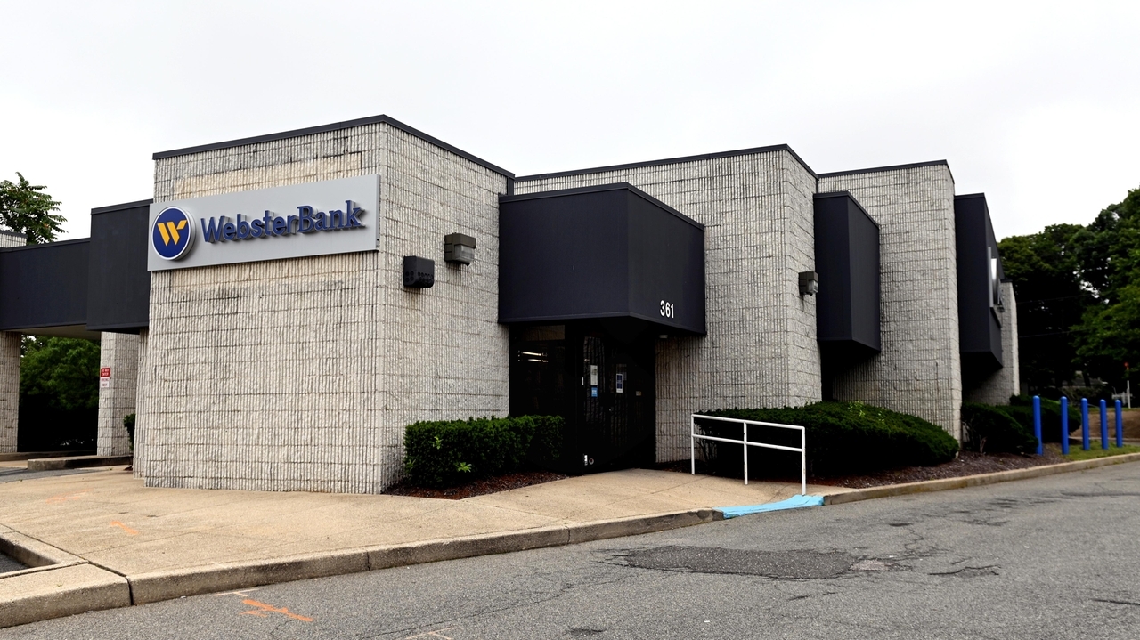 Moriches couple charged in three Suffolk bank robberies, DA says - Vimarsana News