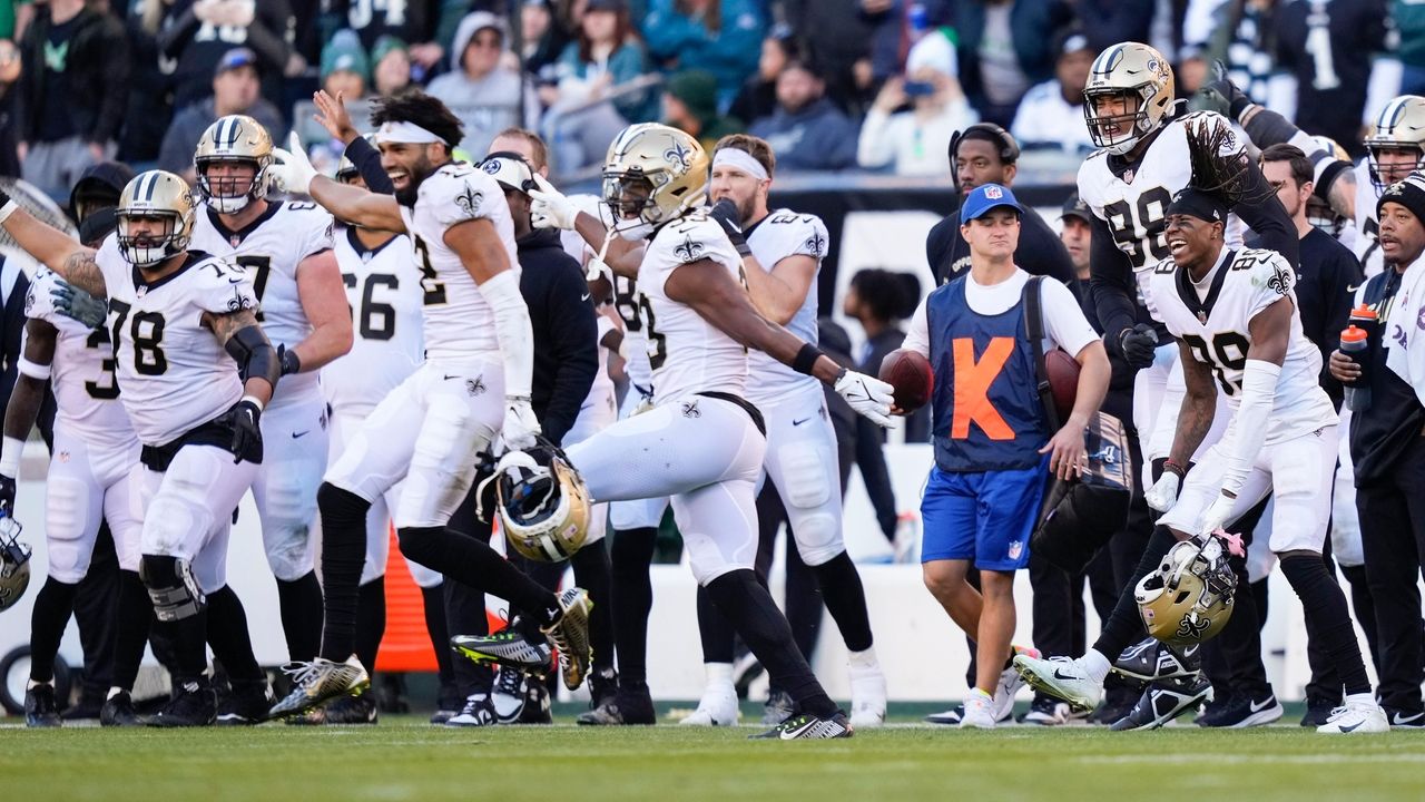 Eagles' Josh Sweat put on stretcher, carted off field after tackle attempt  vs Saints