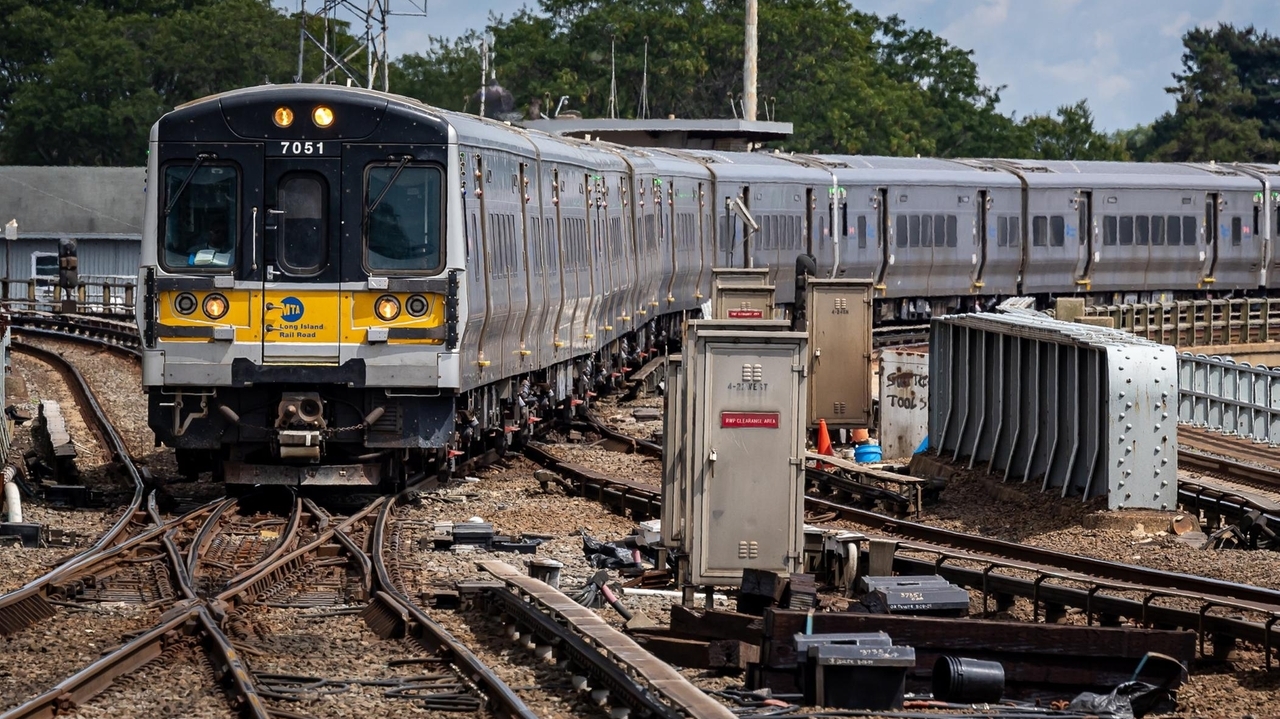 LIRR strike: MTA ready to offer bigger raises to avoid potential work stoppage