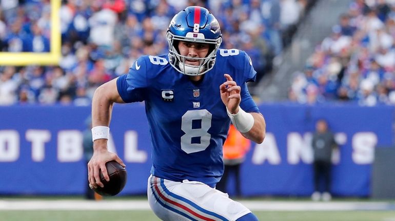 Daniel Jones #8 of the Giants runs the ball towards the...