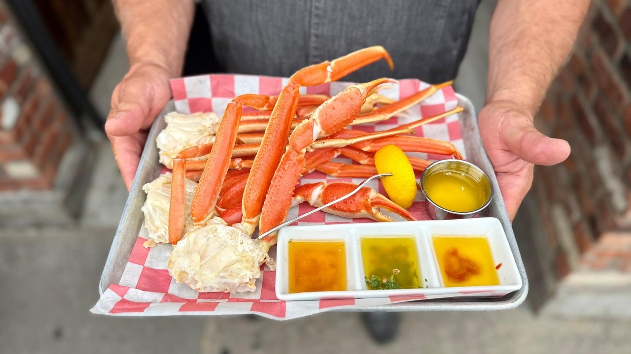 Storied seafood spot pops up in LI bar