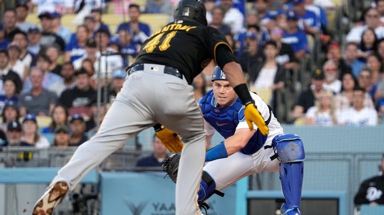 Muncy homers, Roberts gets 700th win as manager in Dodgers' 5-2 victory  over Pirates - NBC Sports