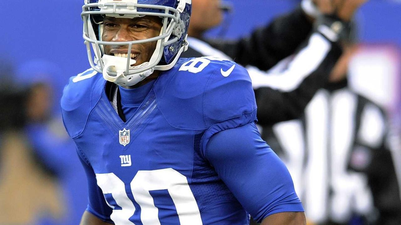 Victor Cruz back at practice, wearing protective red jersey