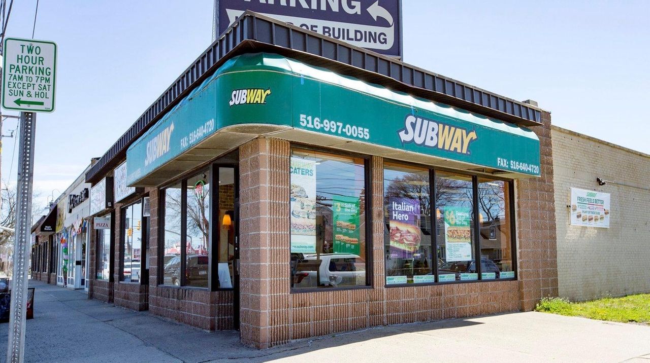 Knifepoint robbery at Westbury Subway is part of pattern, cops say