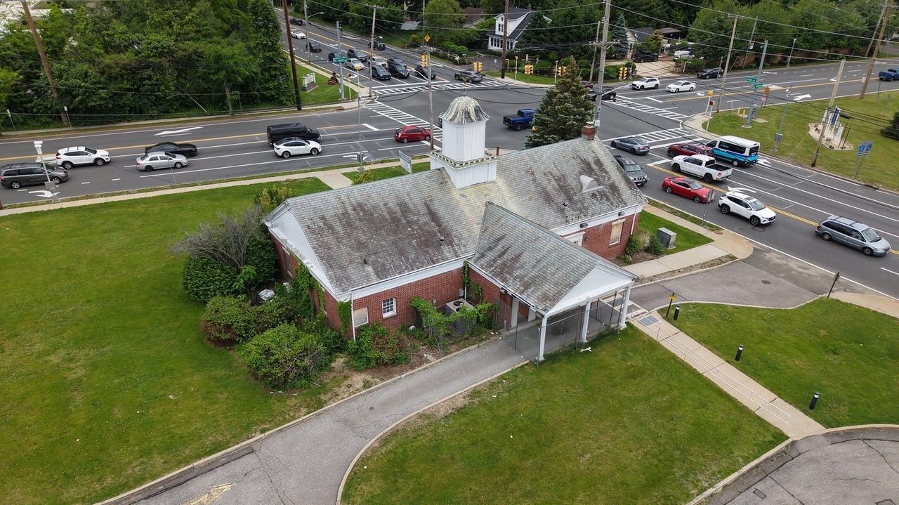 McDonald's, seeking to build at a busy Greenlawn intersection, responds to questions from Huntington officials