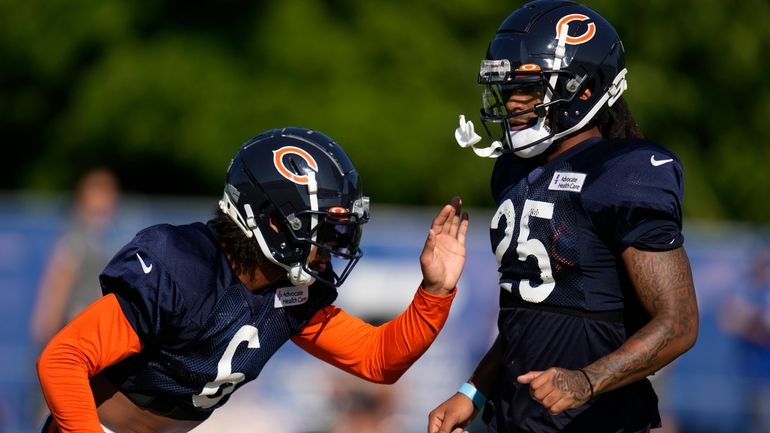 Chicago Bears cornerback Kyler Gordon (6) works against safety Macon...