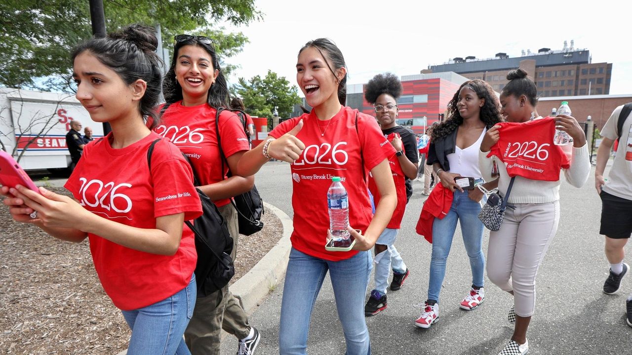 'New vibe,' high hopes as LI colleges welcome back students - Newsday