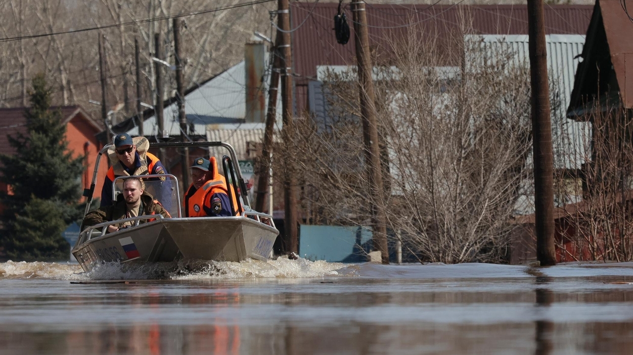 Nearly 12,000 homes are flooded in a Russian region bordering Kazakhstan as water levels keep rising - Vimarsana News