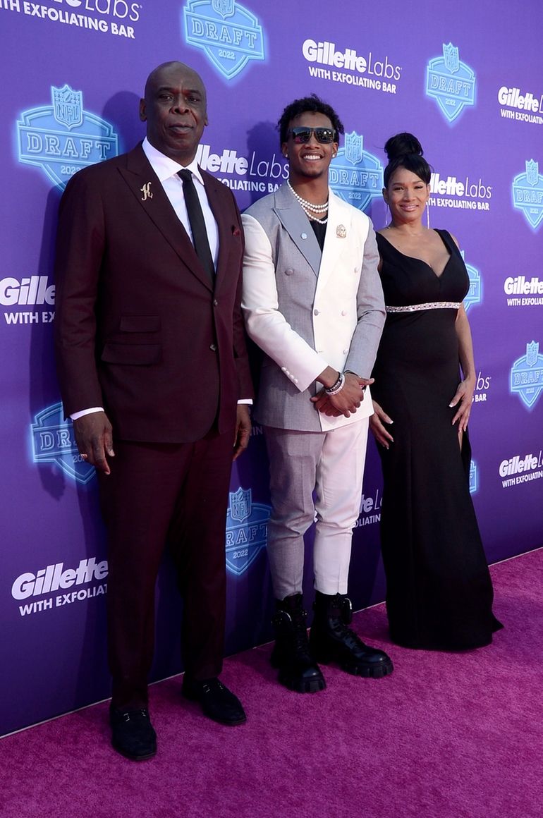 NFL Draft 2022 Red Carpet Outfits & Arrivals, Photos – Rvce News