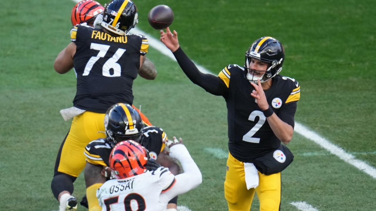 Steelers QB Aaron Rodgers and his broken wrist could still play against the  Bears - Newsday