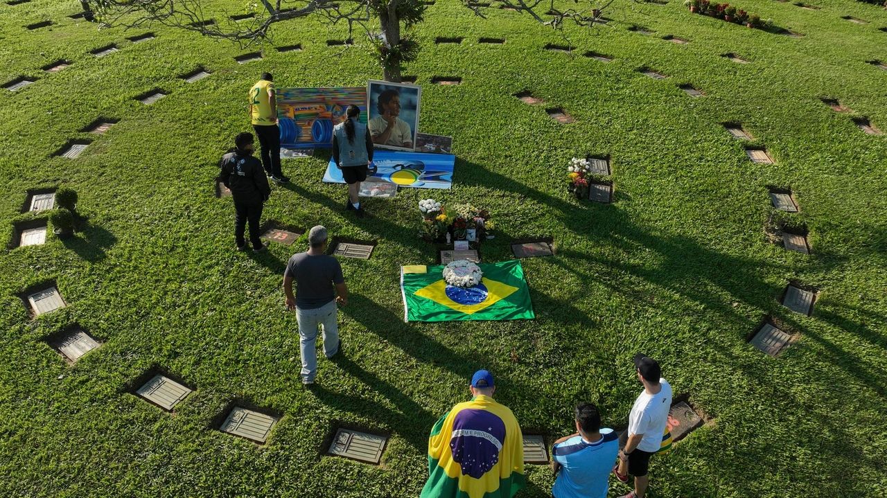 F1 champion Ayrton Senna remembered on Imola track 30 years after his