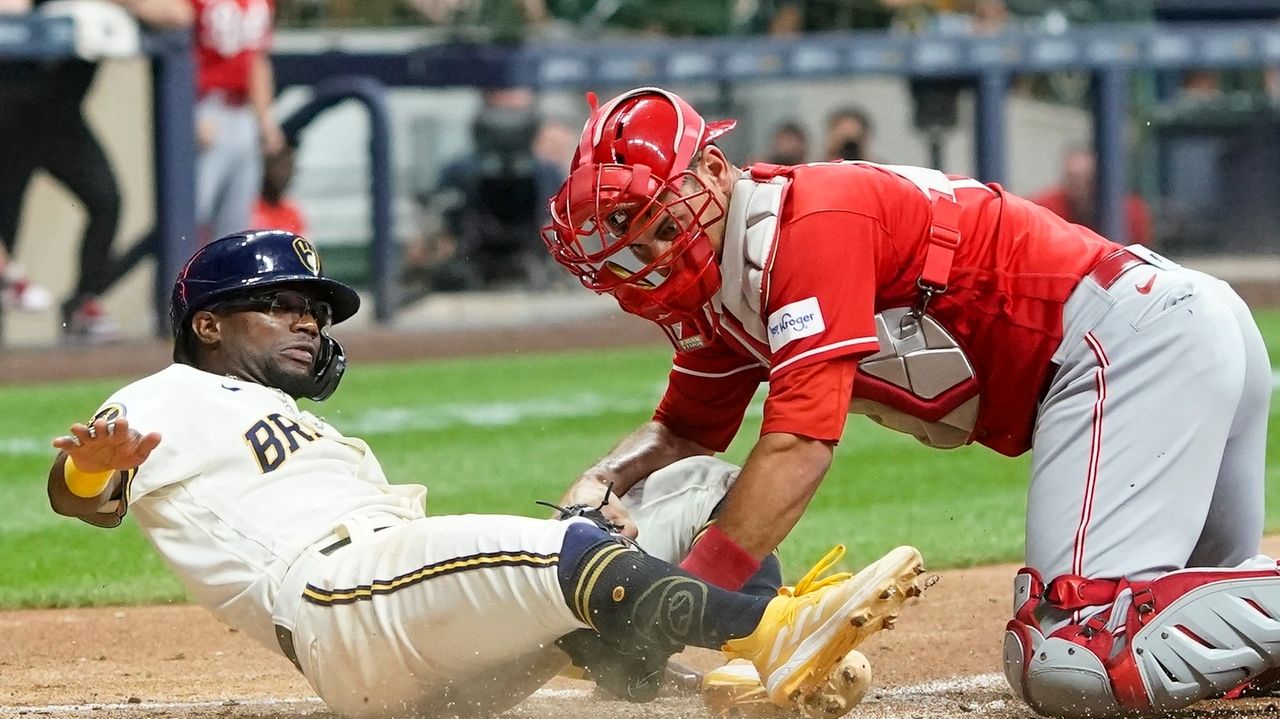 Reds hang on in 9th to win 4-3 at Milwaukee and reduce Brewers’ NL Central lead to a half-game