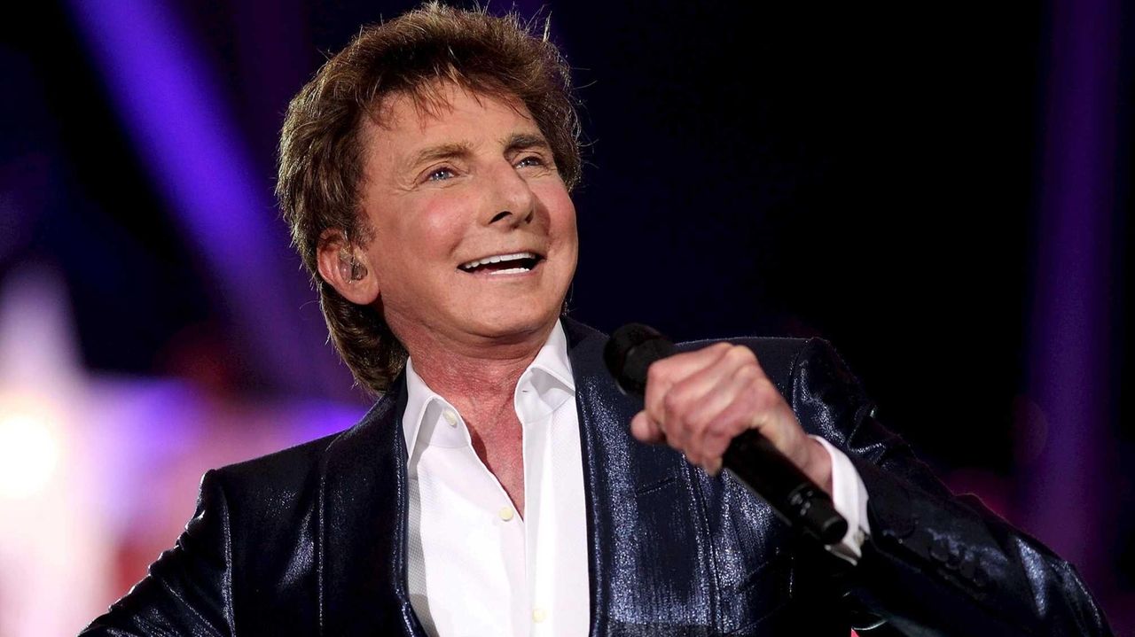 Barry Manilow giving piano to Uniondale schools to encourage musical