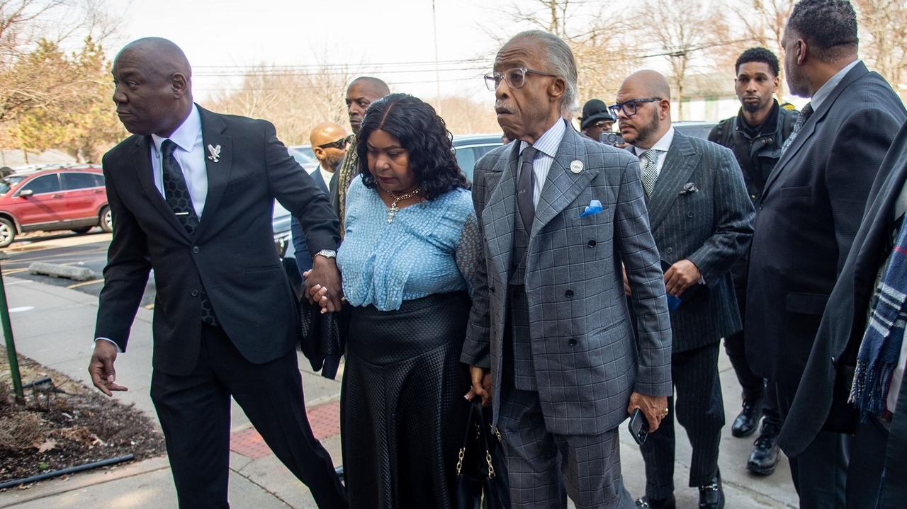 Officer fired after fatally shooting man in mental health crisis — as ...