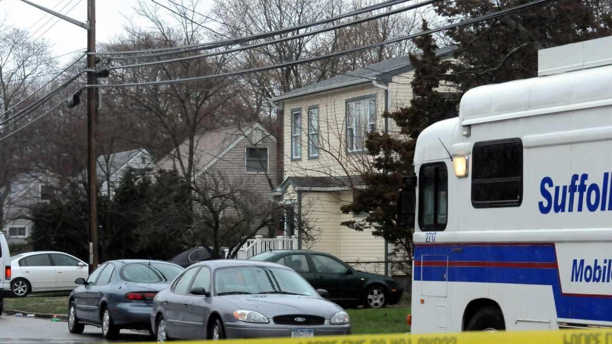 Cops: 1 dead after man shoots at intruders - Newsday