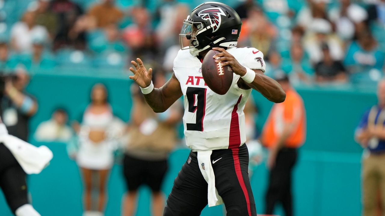 Rookie Michael Penix Jr. gets off to a good start for the Falcons, losing the season opener 20-13 to the Dolphins