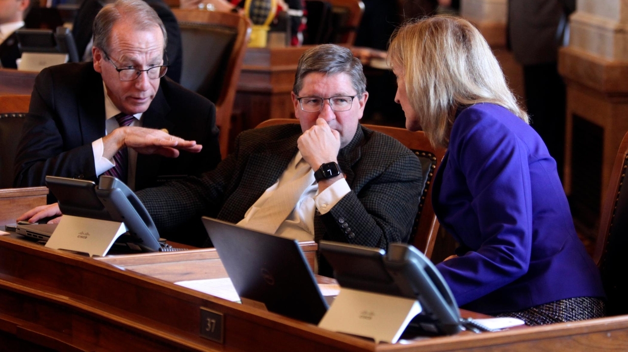Republican dissenters sink a GOP 'flat' tax plan in Kansas by upholding ...