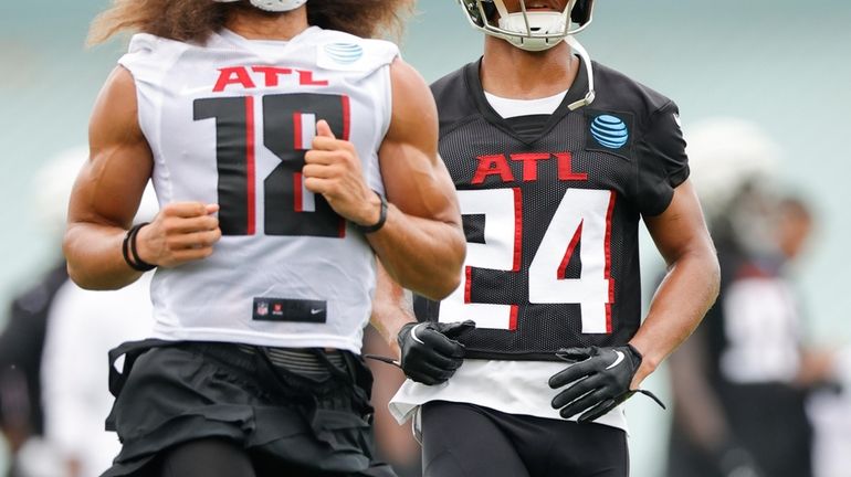 Atlanta Falcons wide receiver Mack Hollins (18) lines up during