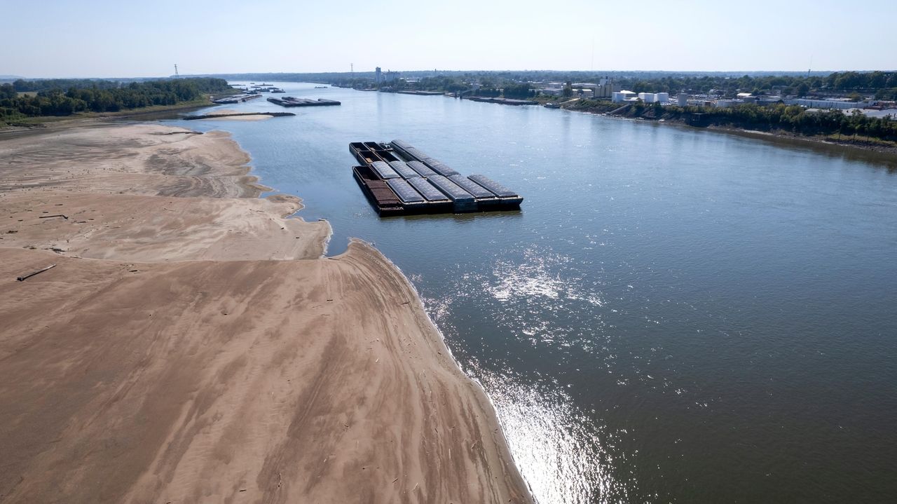 Low Mississippi River limits barges just as farmers want to move their crops downriver