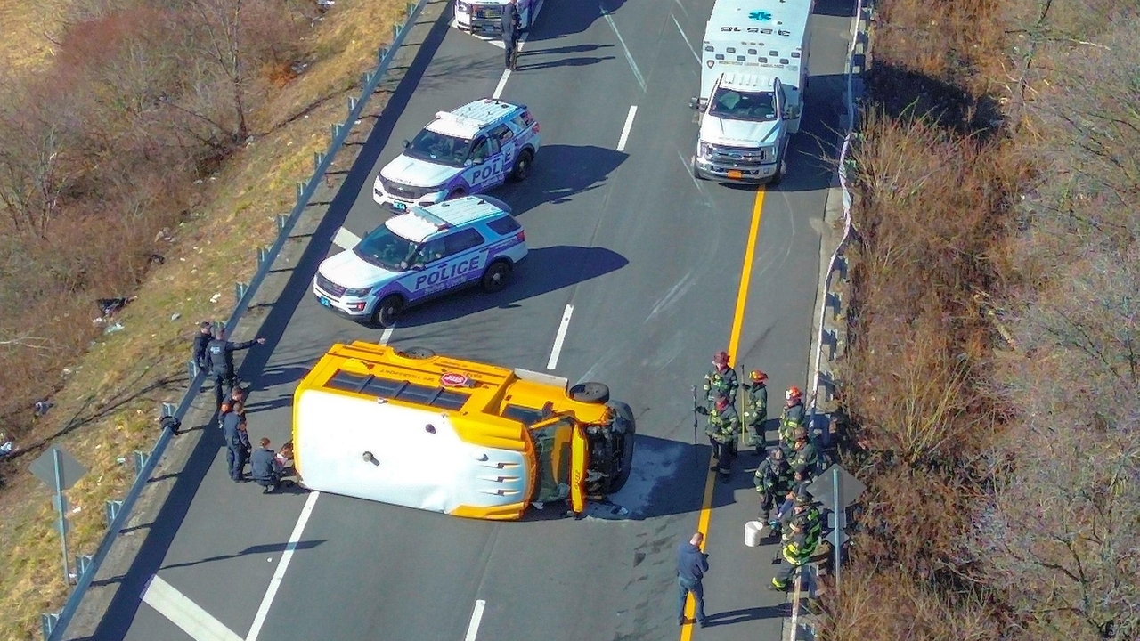 School bus overturns on Long Island Expressway service road in Commack ...