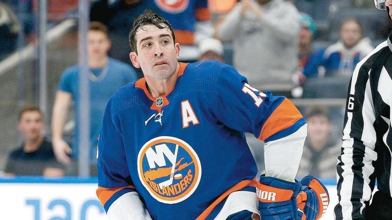 Islanders right wing Cal Clutterbuck (15) against the Philadelphia Flyers...